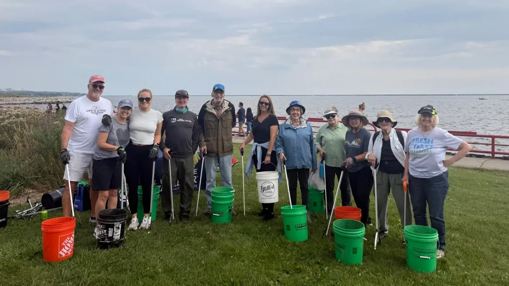 The Garden Club of Greater Milwaukee cohosted with the Friends a cleanup at Lakeshore State Park on Saturday morning, September 20th.